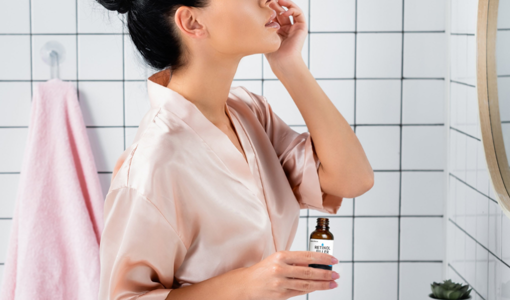 Mulher utilizando retinol durante a skincare noturna