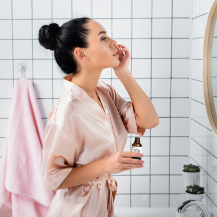 Mulher utilizando retinol durante a skincare noturna